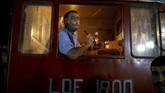 Seorang pekerja mesin juga tampak sedang santai menghisap shisha setelah tiba di perayaan internasional di Damaskus, Suriah (REUTERS/Marko Djurica)