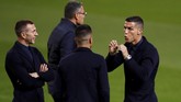 Cristiano Ronaldo tampak antusias mengobrol dengan rekan-rekan setimnya di Juventus. Ia mengaku selalu bersemangat ketika tampil di Stadion Old Trafford. (Reuters/Jason Cairnduff)