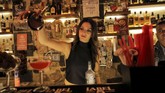 Dana (24) seorang bartender, menuangkan minuman di sebuah bar di kota tua Damascus, Suriah. (REUTERS/Marko Djurica)