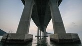 Jembatan yang membentang sejauh 55 km ini menghabiskan dana investasi mencapai US$20 miliar. (Photo by Anthony WALLACE/AFP).