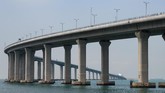 Warga Hong Kong akan memerlukan izin khusus untuk berkendara melintasi jembatan. Izin jangka panjang hanya diberikan kepada orang-orang yang memenuhi kriteria ketat. (Photo by Anthony WALLACE/AFP).