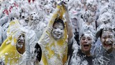 Perayaan ini merupakan bentuk terima kasih mahasiswa baru terhadap para senior di kampus yang telah menjadi mentor mereka. (REUTERS/Russell Cheyne)