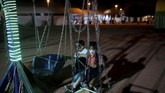 Anak-anak tampak bermain di taman Luna yang baru-baru ini dibuka di Damaskus, Suriah. (REUTERS/Marko Djurica)