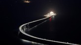 Dalam pidato singkat, Presiden China Xi Jinping menyatakan jembatan terbuka ketika kembang api digital meledak. Jembatan akan dibuka untuk lalu lintas umum pada Rabu (23/10) mendatang. (REUTERS/Bobby Yip).