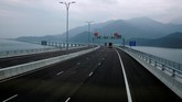 Peresmian jembatan terpanjang penghubung Hong Kong dan Makau itu dilakukan melalui upacara yang dihadiri Presiden China Xi Jinping dan Kepala Eksekutif Hong Kong Carrie Lam. (REUTERS/Bobby Yip).