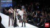 Susi melengkapi penampilannya dengan turban biru-hitam, kacamata hitam plus sepatu bot hitam di bawah lutut. (CNNIndonesia/Safir Makki)