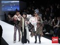 Tenunan Harapan Anne Avantie Lewat dalam Selembar Tenun