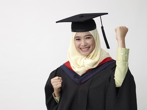 7 Tips Bikin Makeup Wisuda Sendiri yang Natural, Flawless, Tahan Seharian