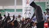 Revolusi Putih adalah gerakan memberikan susu kepada masyarakat. Hal itu dilakukan dalam rangka mencerdaskan masyarakat Indonesia. (CNN Indonesia/Adhi Wicaksono)