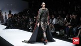 Motifnya pun beragam, mulai dari garis-garis hingga motif geometris. Siluet-siluet yang ditampilkan cukup beragam. Kain-kain diolah menjadi atasan, outer berupa mantel, serta bawahan. (CNNIndonesia/Safir Makki)