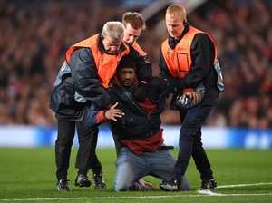 Stewards dalam Sepakbola: Pengertian, Kewenangan, dan Tanggung Jawab