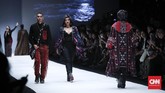 Setelah kebaya klasik, penikmat fashion kemudian dimanjakan dengan kreasi kebaya kontemporer. Salah satu yang cukup mencuri perhatian ialah paduan atasan kebaya dengan banyak memperlihatkan area kulit. (CNNIndonesia/Safir Makki)