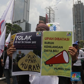Buruh Demo di depan Kemnaker, Minta UMP Naik Hingga 30%