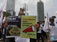 Buruh Demo di depan Kemnaker, Minta UMP Naik Hingga 30%