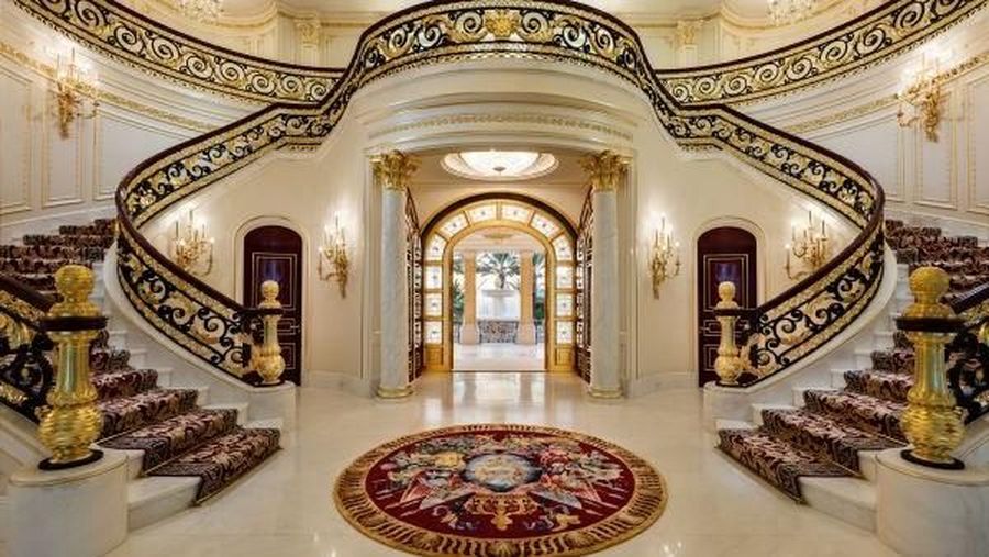 2559/5000
Rumah mewah Florida yang terinspirasi Versailles senilai 159 juta dolar ini siap untuk dilelang — coba lihat ke dalam


Sebuah mansion yang terinspirasi Versailles senilai $ 159 juta di Hillsboro Beach, Florida, berlangsung di blok lelang 15 November.

Rumah seluas lima hektar, Playa Vista Isle, adalah salah satu rumah paling mahal untuk dijual di AS. Rumah itu dianggap paling mahal di AS pada tahun 2015 oleh South Florida Business Journal dan terdaftar oleh Forbes pada tahun 2017 sebagai salah satu dari 18 rumah harga lebih dari $ 100 juta.  (Concierge Auctions via CNBC)