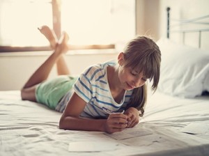 Bisa Kurangi Stres, Ini 5 Manfaat Menulis Buku Harian bagi Pelajar