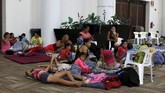 Penduduk mengungsi dari rumah mereka ke tempat-tempat umum yang dijadikan pengungsian seperti tampak di Convention ini (REUTERS/Henry Romero)