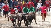 Para joki harus mengendarai kuda mereka melintasi rute sepanjang kurang lebih 200 meter yang berlokasi 80 kilometer di tenggara Bangkok. (REUTERS/Athit Perawongmetha)