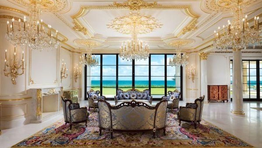 2559/5000
Rumah mewah Florida yang terinspirasi Versailles senilai 159 juta dolar ini siap untuk dilelang — coba lihat ke dalam


Sebuah mansion yang terinspirasi Versailles senilai $ 159 juta di Hillsboro Beach, Florida, berlangsung di blok lelang 15 November.

Rumah seluas lima hektar, Playa Vista Isle, adalah salah satu rumah paling mahal untuk dijual di AS. Rumah itu dianggap paling mahal di AS pada tahun 2015 oleh South Florida Business Journal dan terdaftar oleh Forbes pada tahun 2017 sebagai salah satu dari 18 rumah harga lebih dari $ 100 juta.  (Concierge Auctions via CNBC)