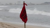 Di daerah pantai, petugas menempatkan bendera merah sebagai peringatan wilayah berbahaya (REUTERS/Henry Romero)