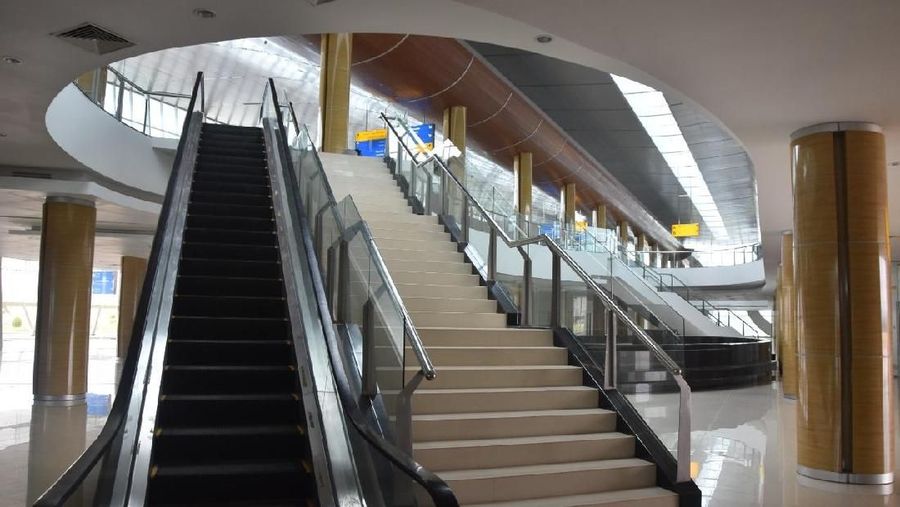 Dengan adanya bandara, konektivitas transportasi menjadi lebih baik, dan mobilitas barang dan masyarakat juga meningkat lebih baik.