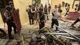 Jenazah AY kemudian diserahkan ke keluarga. Namun warga tak terima dan berbondong-bondong datang ke Polsek Bendahara. Mereka menanyakan penyebab kematian AY. (ANTARA FOTO/Zamzami/aww)