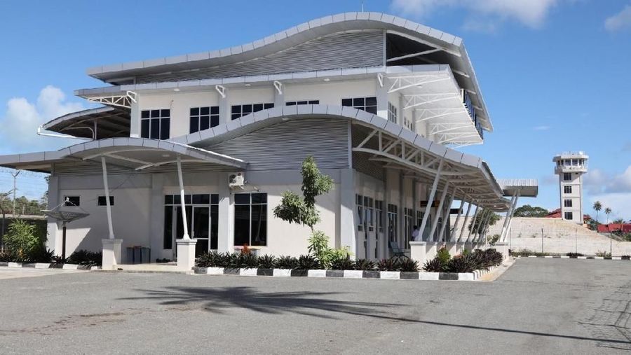 Dengan adanya bandara, konektivitas transportasi menjadi lebih baik, dan mobilitas barang dan masyarakat juga meningkat lebih baik.
