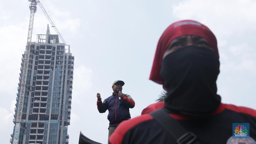 demo tuntut Cabut PP No 78 Tahun 2015 - Tolak Kenaikan Upah Minimum 2019 sebesar 8,03 persen - Naikkan upah minimum 2019 sebesar 20 hingga 25 persen. (CNBC Indonesia/Muhammad Sabki)