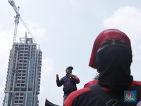 Buruh Minta Upah Minimum 2022 Naik 10%, Pengusaha Gemetaran!