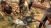 Penjelasan polisi tak bisa diterima warga sehingga memicuk amuk massa. Warga merusak dan membakar bangunan polsek dan sejumlah kendaraan. (ANTARA FOTO/Zamzami)