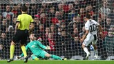 Paulo Dybala mencetak gol ke gawang David de Gea pada menit ke-17. Gol pemain asal Argentina itu kelak menjadi gol penentu kemenangan Juventus atas Manchester United. (REUTERS/Hannah McKay)
