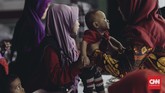 Gerakan Emas (Gerakan Emak dan Anak Minum Susu) dideklarasikan di Stadion Klender, Jakarta Timur, Rabu (24/10) sebagai bagian dari dukungan pada Prabowo-Sandi di Pilpres 2019. (CNN Indonesia/Adhi Wicaksono)
