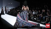 Perempuan yang akrab disapa Bunda Anne ini pun mempersembahkan 50 look busana tenun, khususnya tenun Lombok. Ia membaginya dalam beberapa sequence. (CNNIndonesia/Safir Makki)