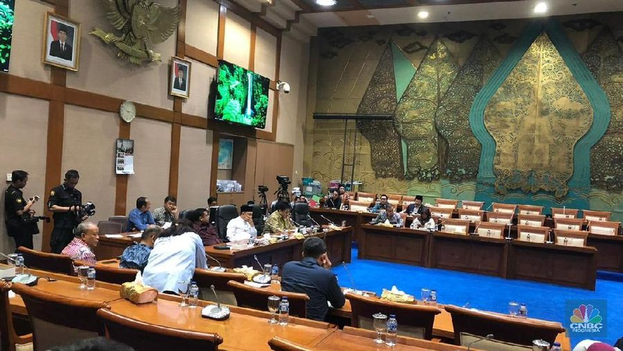 Komisi VII gelar rapat kerja soal batalkan kenaikan harga BBM, tapi diskors karena memanas 