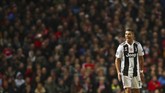 Cristiano Ronaldo kembali ke Old Trafford dengan seragam berbeda. Pemain yang pernah enam musim membela Manchester United itu menjadi tamu dengan kostum hitam putih khas Juventus. (REUTERS/Hannah McKay)