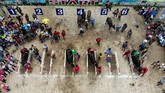 Masyarakat di Chonburi pada 23 Oktober lalu merayakan berakhirnya musim penghujan dengan sebuah tradisi ratusan tahun. (Jewel SAMAD / AFP)