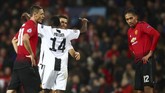 Ronaldo dan Blaise Matuidi merayakan kemenangan sementara Chris Smalling dan Nemanja Matic meratapi kegagalan Man United di hadapan suporternya. (REUTERS/Hannah McKay)