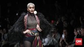 Anne pun terlihat seperti bereksperimen dengan tenun tersebut. Dia membuat busana unik dengan tenunan yang sengaja dibiarkan 'tak utuh.' Tampilan jadi unik karena mengingatkan orang akan efek 'robekan' pada denim. (CNNIndonesia/Safir Makki)
