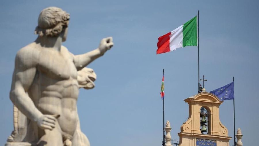 The Italian flag waves over the Quirinal Palace in Rome, Italy May 30, 2018. REUTERS/Tony Gentile