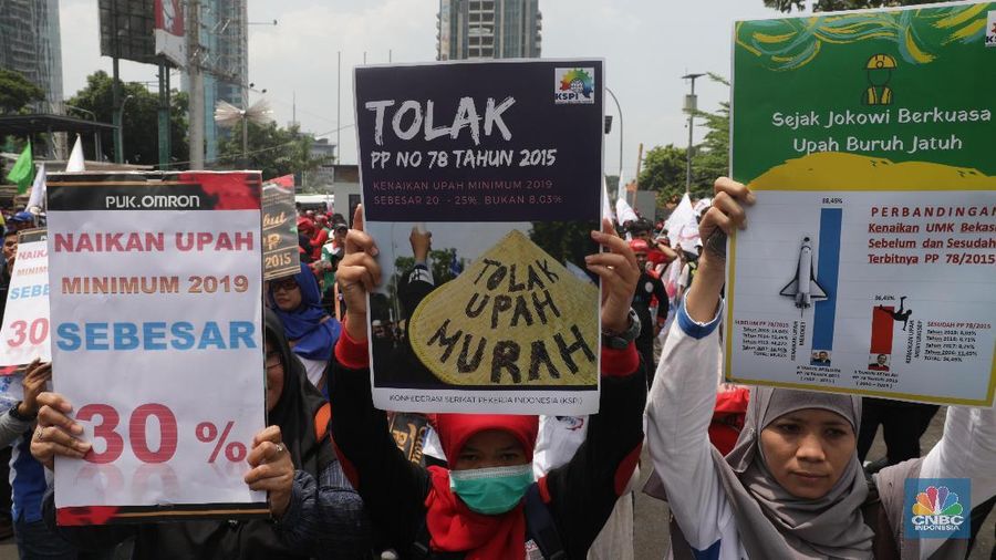 demo tuntut Cabut PP No 78 Tahun 2015 - Tolak Kenaikan Upah Minimum 2019 sebesar 8,03 persen - Naikkan upah minimum 2019 sebesar 20 hingga 25 persen. (CNBC Indonesia/Muhammad Sabki)