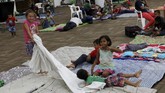 Para penduduk yang mengungsi khawatir rumah mereka tak kuat menahan terpaan badai dan menimpa mereka. (REUTERS/Henry Romero)