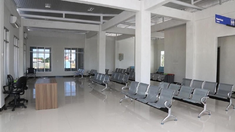 Dengan adanya bandara, konektivitas transportasi menjadi lebih baik, dan mobilitas barang dan masyarakat juga meningkat lebih baik.