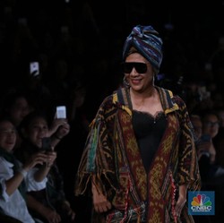 Gaya Nyentrik Menteri Susi di Catwalk Jakarta Fashion Week