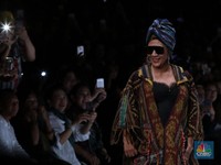 Gaya Nyentrik Menteri Susi di Catwalk Jakarta Fashion Week