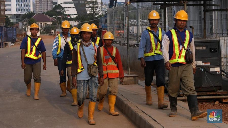 Pekerja menyelesaikan proyek infrastruktur di Jakarta, Kamis (25/10). Pemerintah tetap meningkatkan belanja infrastruktur untuk 2019. Anggaran infrastruktur dialokasikan sebesar Rp 420,5 triliun, naik 2,4% dari 2018 senilai Rp 410,4 triliun. (CNBC Indonesia/Muhammad Sabki)
