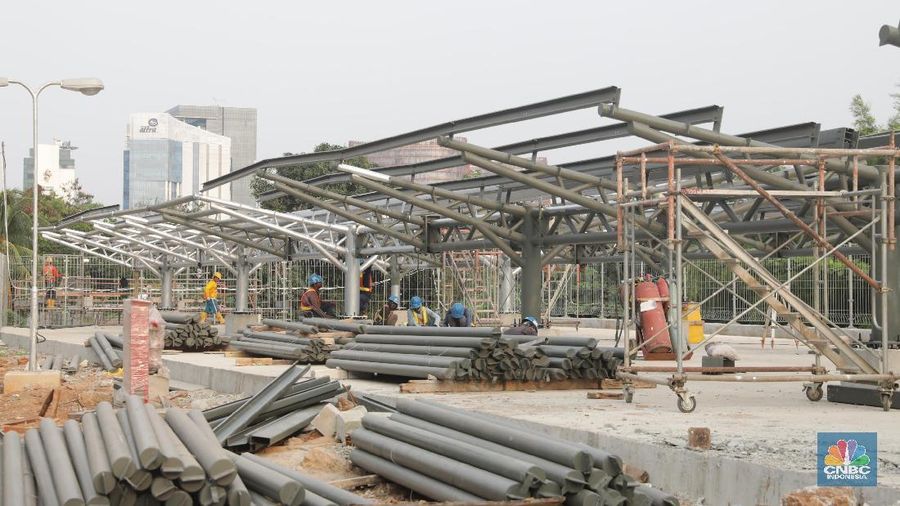 Pekerja menyelesaikan proyek infrastruktur di Jakarta, Kamis (25/10). Pemerintah tetap meningkatkan belanja infrastruktur untuk 2019. Anggaran infrastruktur dialokasikan sebesar Rp 420,5 triliun, naik 2,4% dari 2018 senilai Rp 410,4 triliun. (վ/Muhammad Sabki)