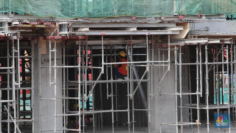 Pekerja menyelesaikan proyek infrastruktur di Jakarta, Kamis (25/10). Pemerintah tetap meningkatkan belanja infrastruktur untuk 2019. Anggaran infrastruktur dialokasikan sebesar Rp 420,5 triliun, naik 2,4% dari 2018 senilai Rp 410,4 triliun. (CNBC Indonesia/Muhammad Sabki)