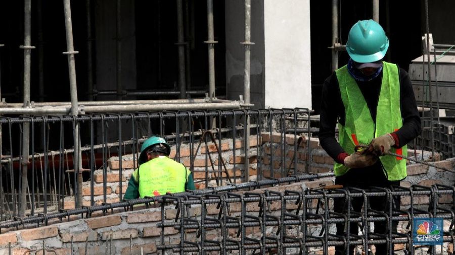 Pekerja menyelesaikan proyek infrastruktur di Jakarta, Kamis (25/10). Pemerintah tetap meningkatkan belanja infrastruktur untuk 2019. Anggaran infrastruktur dialokasikan sebesar Rp 420,5 triliun, naik 2,4% dari 2018 senilai Rp 410,4 triliun. (CNBC Indonesia/Muhammad Sabki)