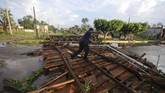 Badai ini menimbulkan angin kencang dan hujan deras. Kekuatan angin makini melemah ketika mendekati daratan hingga akhirnya mereda. (Photo by Alfredo ESTRELLA / AFP)