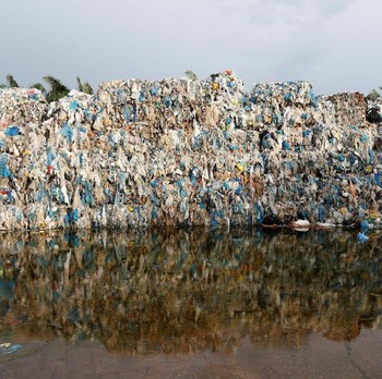 Namanya Pulau Indah, Tapi Penghuninya Tumpukan Sampah Plastik